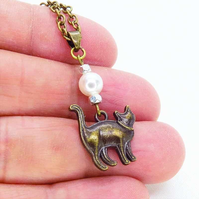 アンティークゴールド 歩き猫シルエットモチーフとスワロフスキーパールのネックレス 長さ変更可