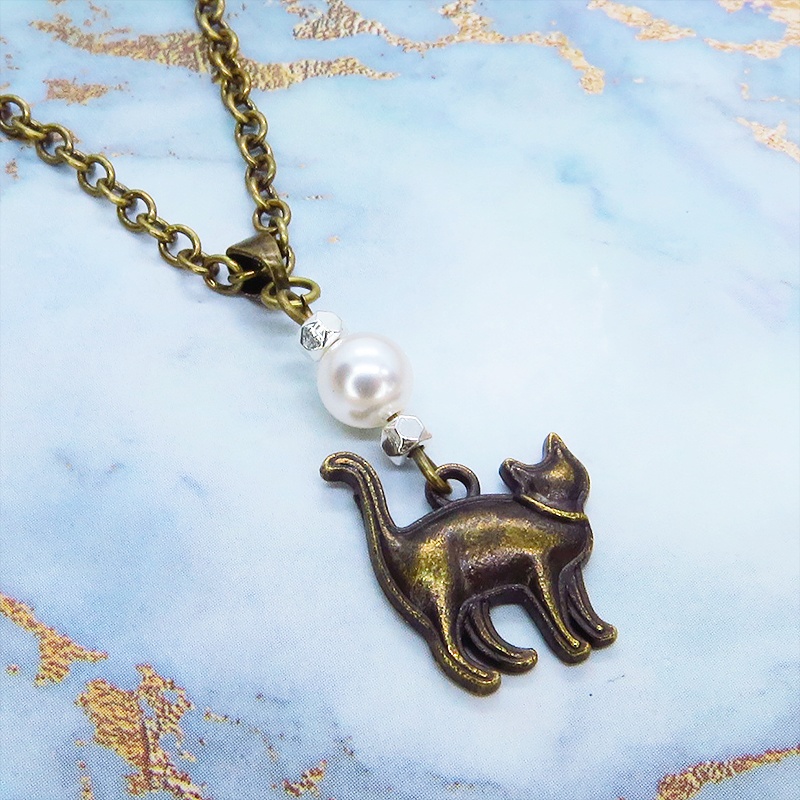 アンティークゴールド 歩き猫シルエットモチーフとスワロフスキーパールのネックレス 長さ変更可