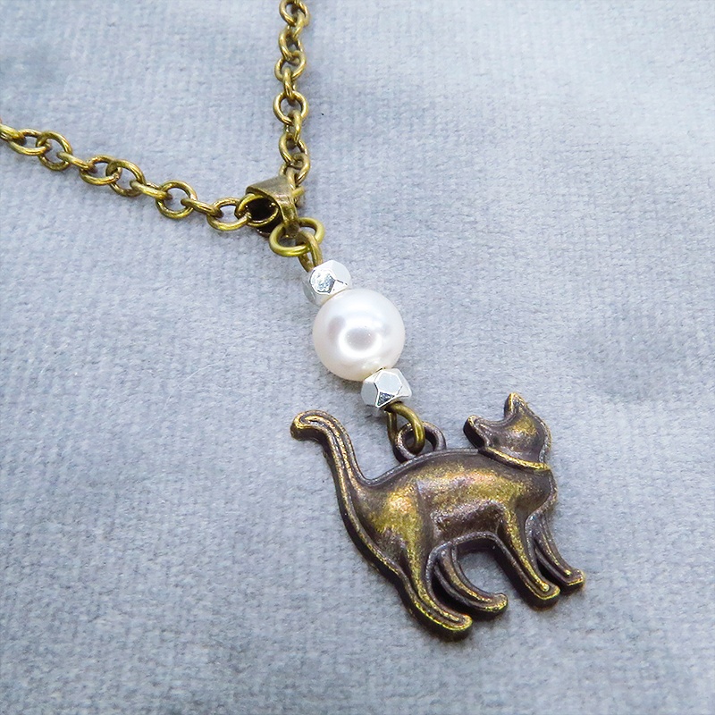 アンティークゴールド 歩き猫シルエットモチーフとスワロフスキーパールのネックレス 長さ変更可