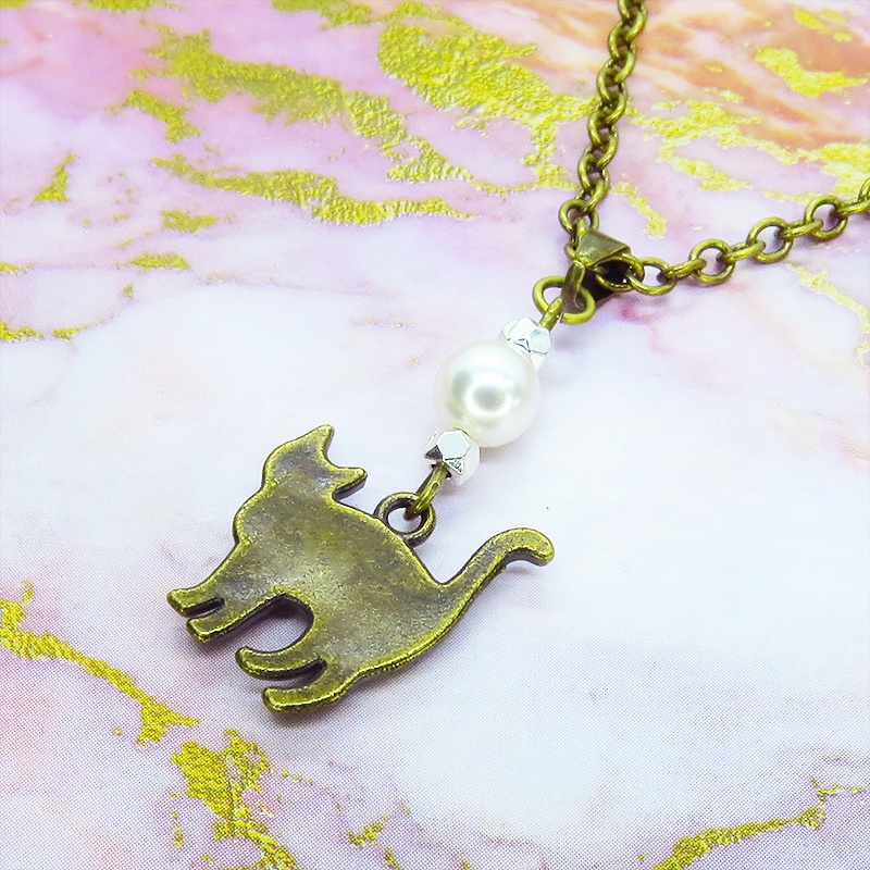 アンティークゴールド 歩き猫シルエットモチーフとスワロフスキーパールのネックレス 長さ変更可