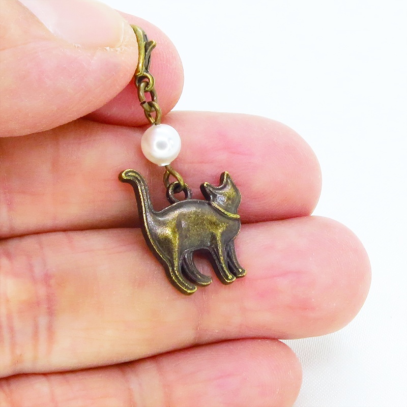 マスクチャーム アンティークゴールド 歩き猫シルエットモチーフとスワロフスキーパールのチャーム