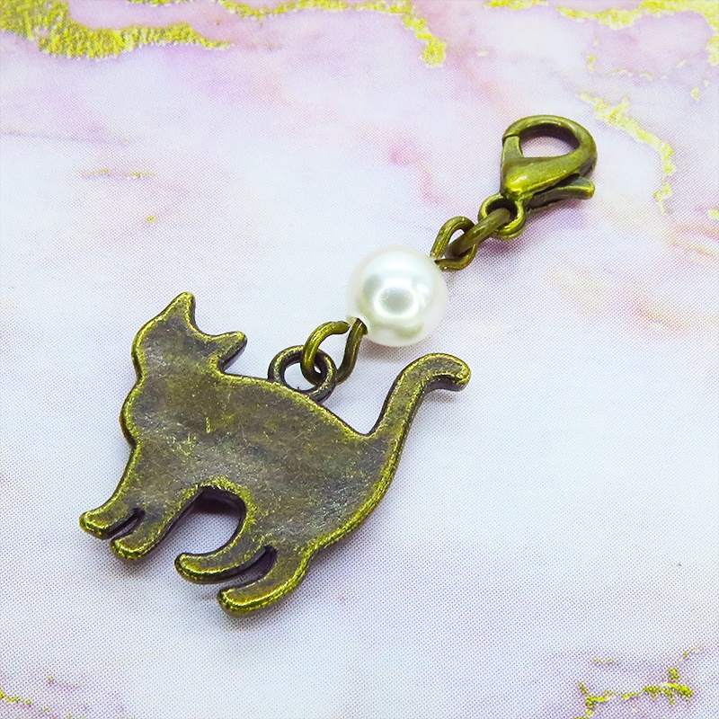 マスクチャーム アンティークゴールド 歩き猫シルエットモチーフとスワロフスキーパールのチャーム