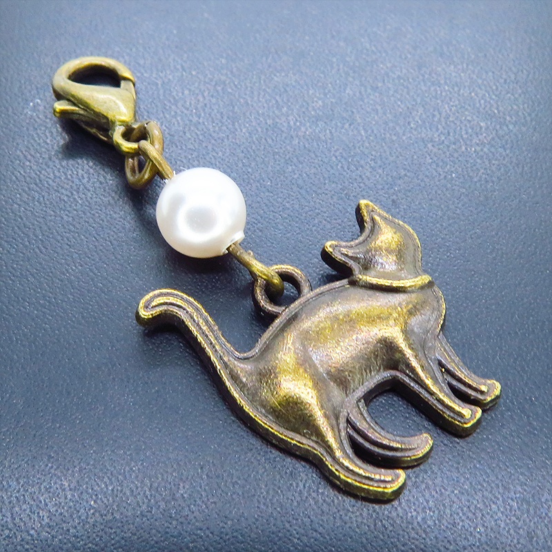 マスクチャーム アンティークゴールド 歩き猫シルエットモチーフとスワロフスキーパールのチャーム