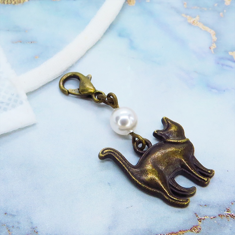 マスクチャーム アンティークゴールド 歩き猫シルエットモチーフとスワロフスキーパールのチャーム