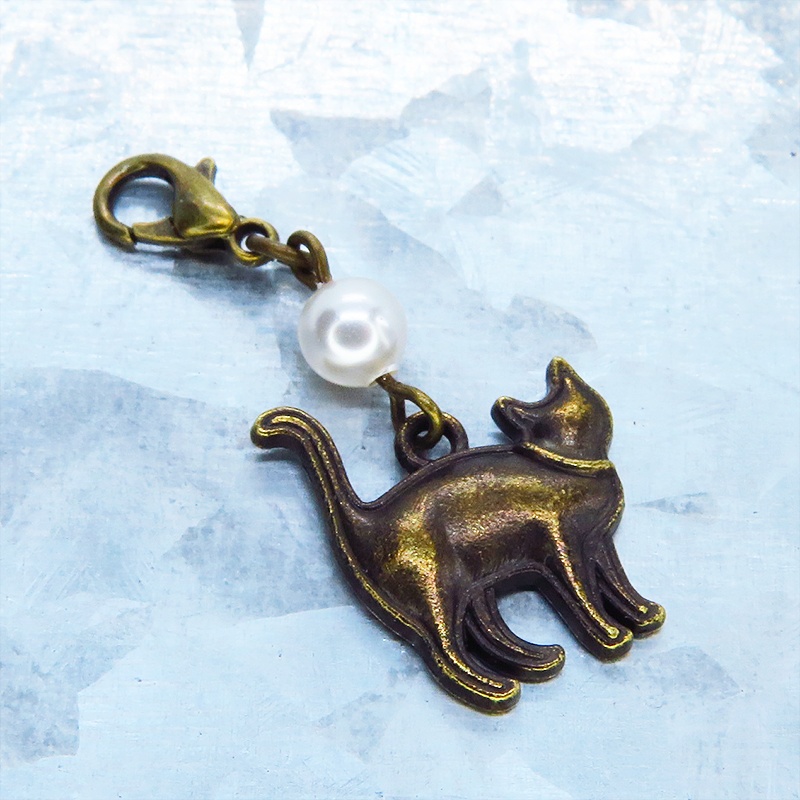 マスクチャーム アンティークゴールド 歩き猫シルエットモチーフとスワロフスキーパールのチャーム