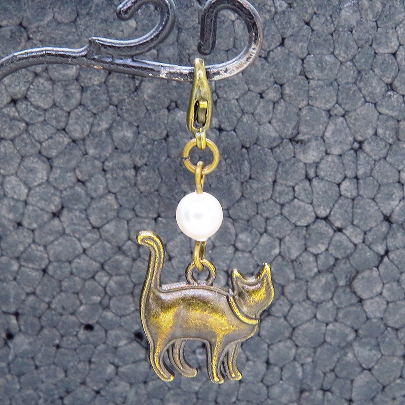 マスクチャーム アンティークゴールド 歩き猫シルエットモチーフとスワロフスキーパールのチャーム