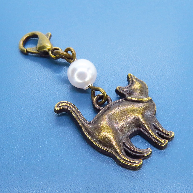 マスクチャーム アンティークゴールド 歩き猫シルエットモチーフとスワロフスキーパールのチャーム