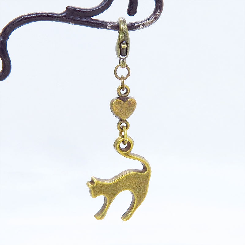 マスクチャーム アンティークゴールド 跳ね猫と小さなハートを組合せた大人可愛いチャーム