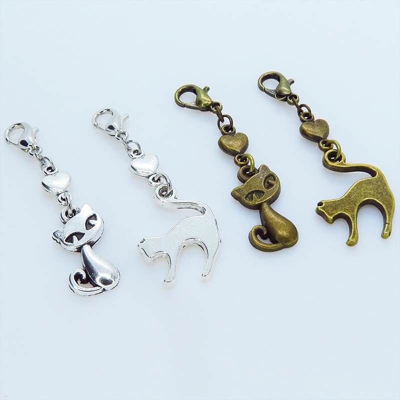 マスクチャーム アンティークゴールド 跳ね猫と小さなハートを組合せた大人可愛いチャーム