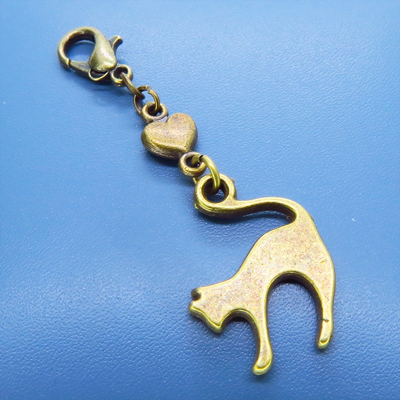 マスクチャーム アンティークゴールド 跳ね猫と小さなハートを組合せた大人可愛いチャーム