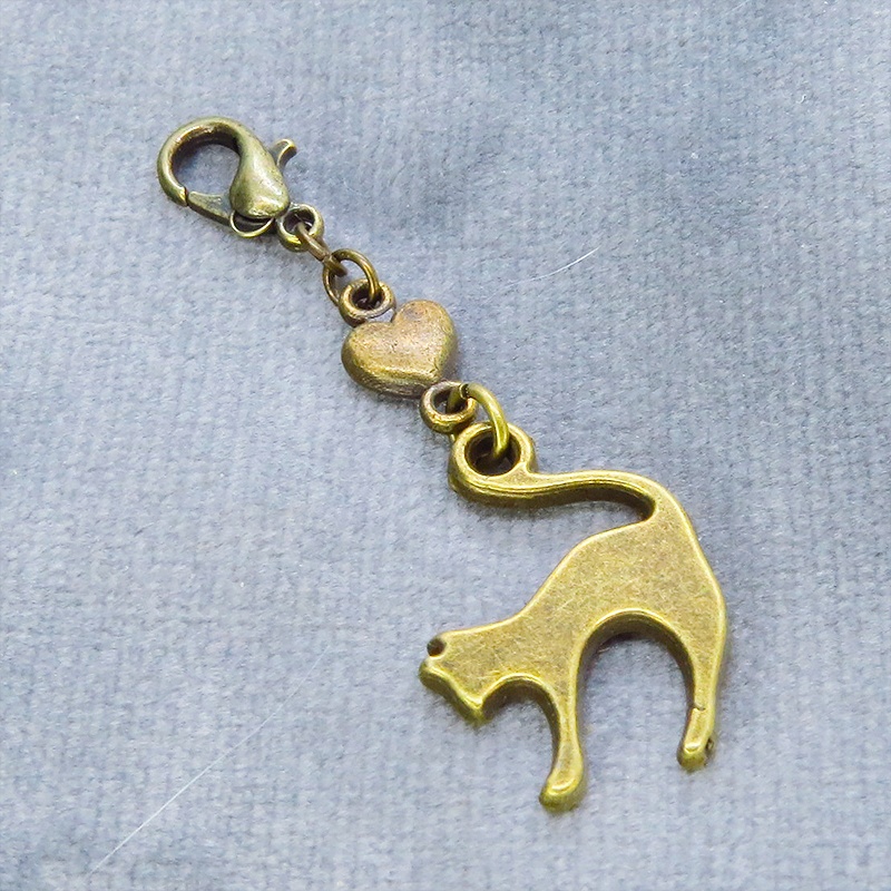 マスクチャーム アンティークゴールド 跳ね猫と小さなハートを組合せた大人可愛いチャーム