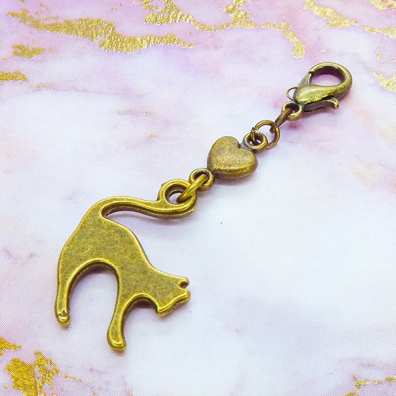 マスクチャーム アンティークゴールド 跳ね猫と小さなハートを組合せた大人可愛いチャーム