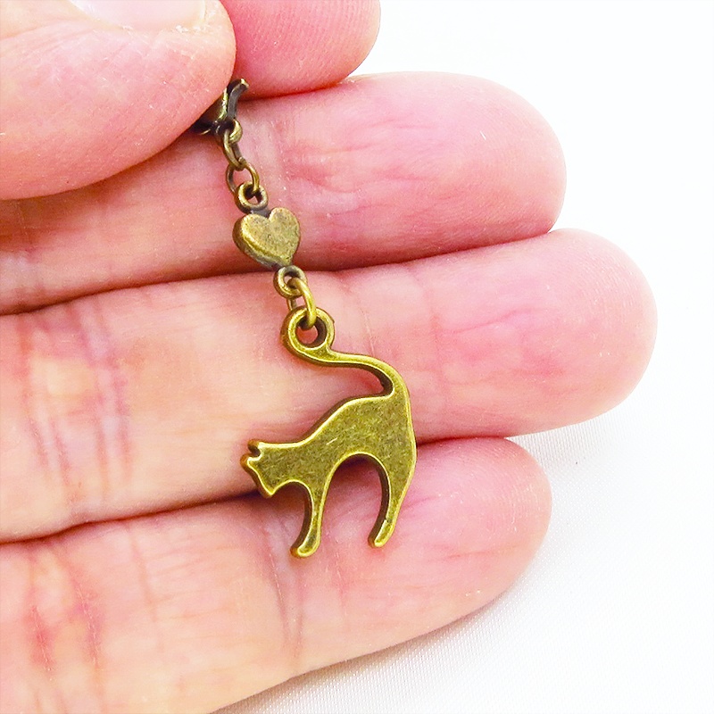 マスクチャーム アンティークゴールド 跳ね猫と小さなハートを組合せた大人可愛いチャーム