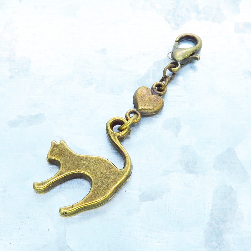 マスクチャーム アンティークゴールド 跳ね猫と小さなハートを組合せた大人可愛いチャーム