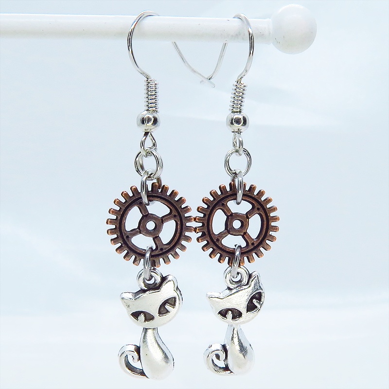アンティークシルバーの猫とアンティークブロンズの歯車モチーフを組み合わせたコンパクトなピアス スチームパンク風