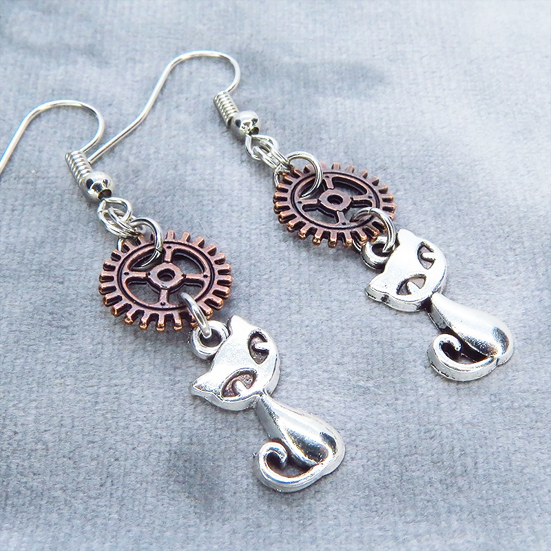 アンティークシルバーの猫とアンティークブロンズの歯車モチーフを組み合わせたコンパクトなピアス スチームパンク風