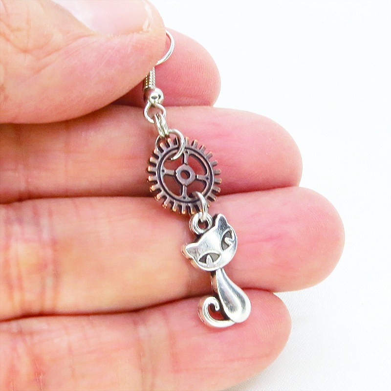 アンティークシルバーの猫とアンティークブロンズの歯車モチーフを組み合わせたコンパクトなピアス スチームパンク風