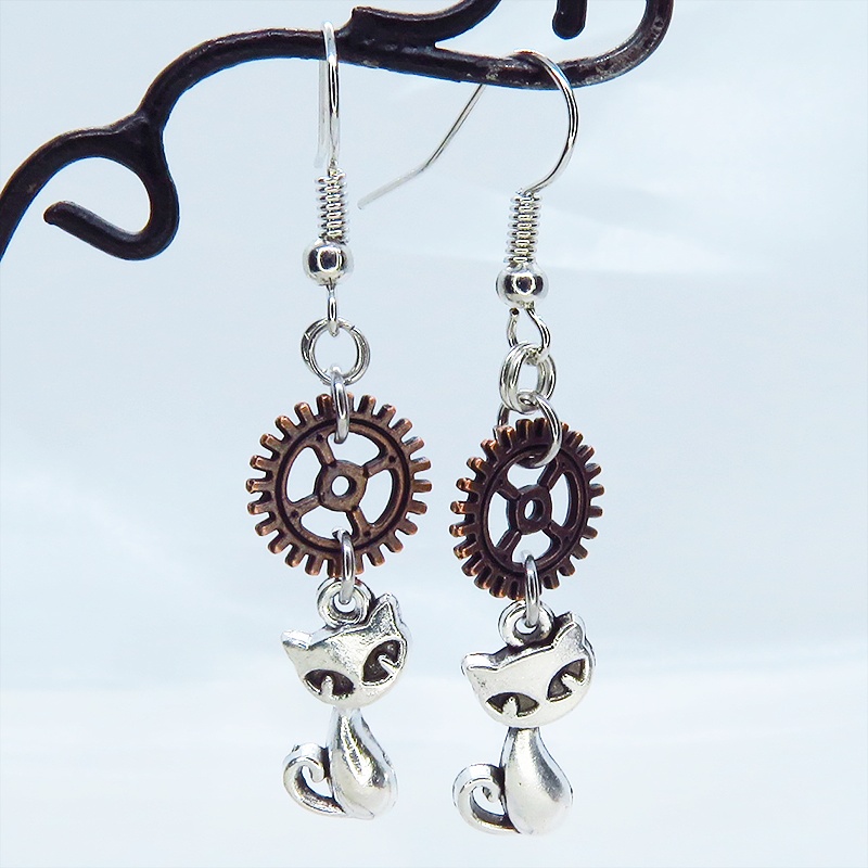 アンティークシルバーの猫とアンティークブロンズの歯車モチーフを組み合わせたコンパクトなピアス スチームパンク風