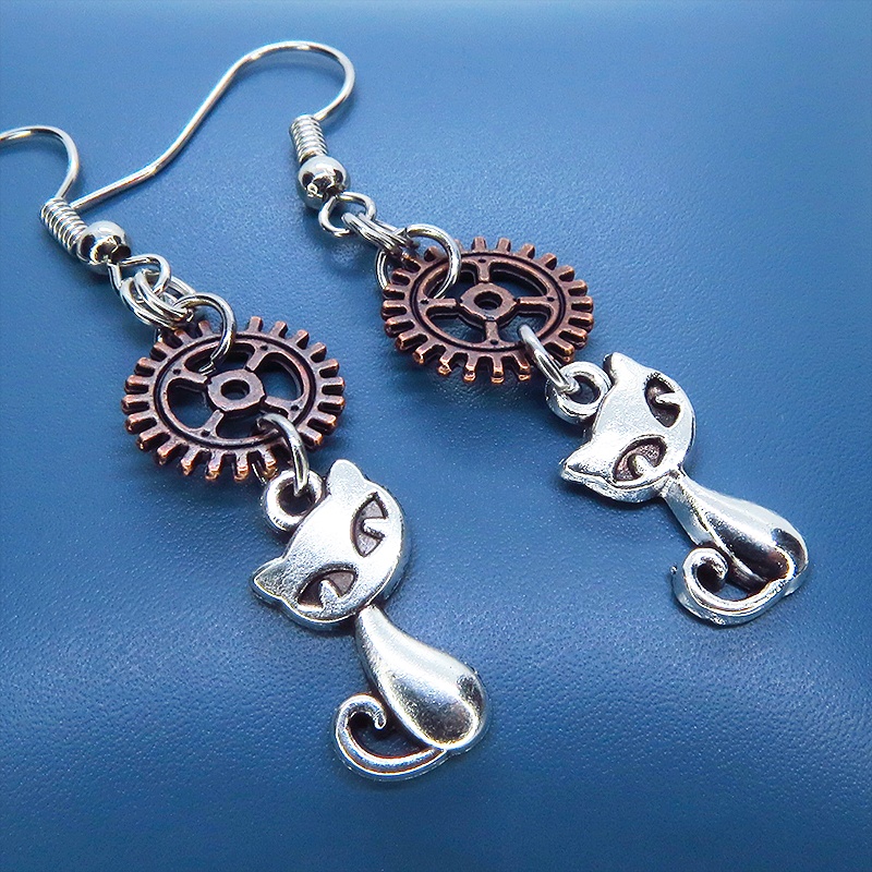 アンティークシルバーの猫とアンティークブロンズの歯車モチーフを組み合わせたコンパクトなピアス スチームパンク風