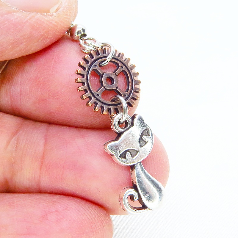 アンティークシルバーの猫とアンティークブロンズの歯車モチーフを組み合わせたコンパクトなピアス スチームパンク風