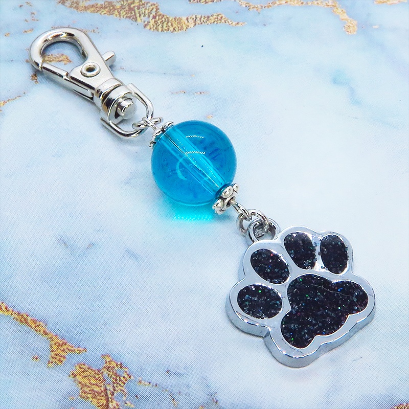 シルバーカラーの肉球とガラスビーズ(レイクブルー)を組合せたキーホルダー バッグチャーム 猫 犬