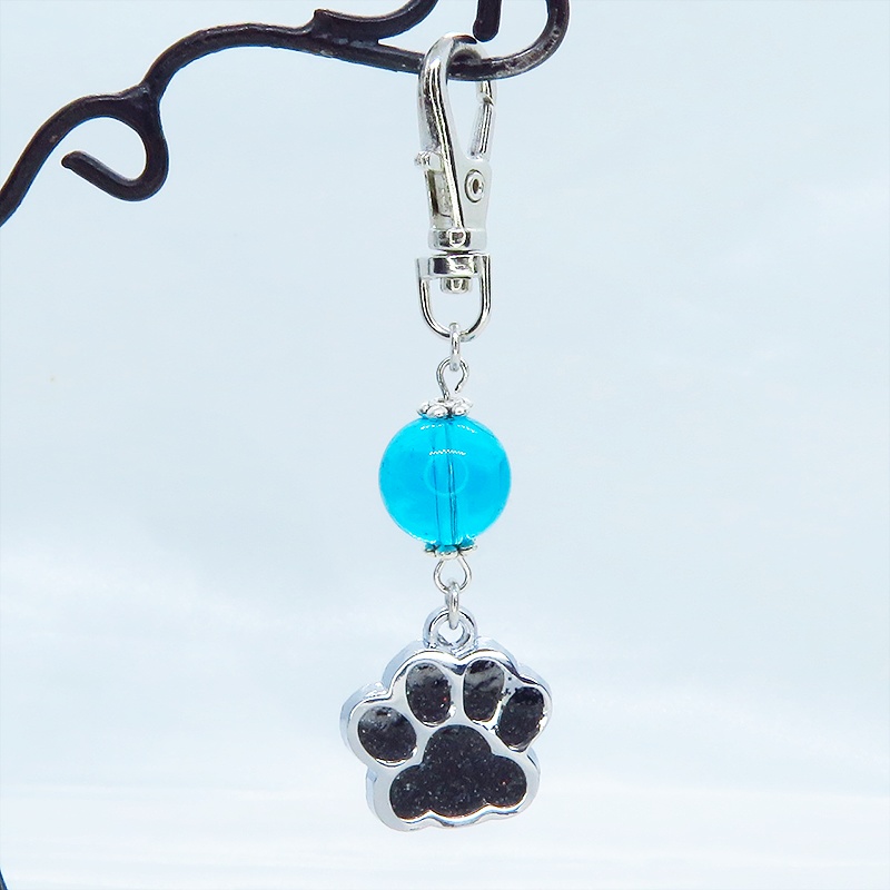 シルバーカラーの肉球とガラスビーズ(レイクブルー)を組合せたキーホルダー バッグチャーム 猫 犬