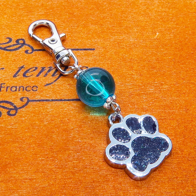 シルバーカラーの肉球とガラスビーズ(レイクブルー)を組合せたキーホルダー バッグチャーム 猫 犬