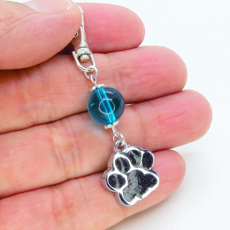 シルバーカラーの肉球とガラスビーズ(レイクブルー)を組合せたキーホルダー バッグチャーム 猫 犬