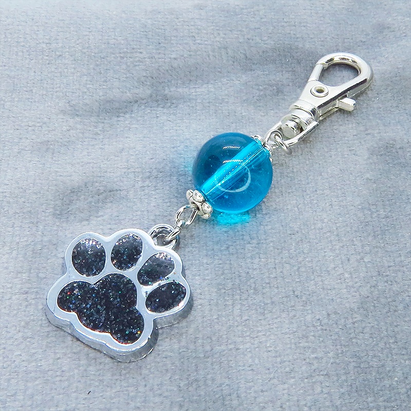 シルバーカラーの肉球とガラスビーズ(レイクブルー)を組合せたキーホルダー バッグチャーム 猫 犬
