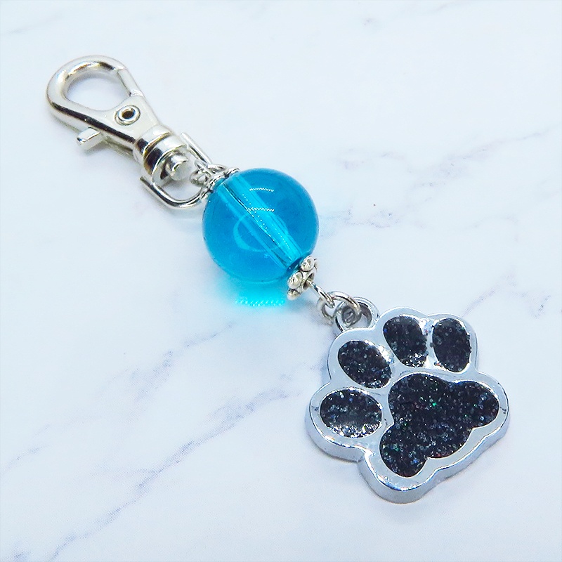 シルバーカラーの肉球とガラスビーズ(レイクブルー)を組合せたキーホルダー バッグチャーム 猫 犬