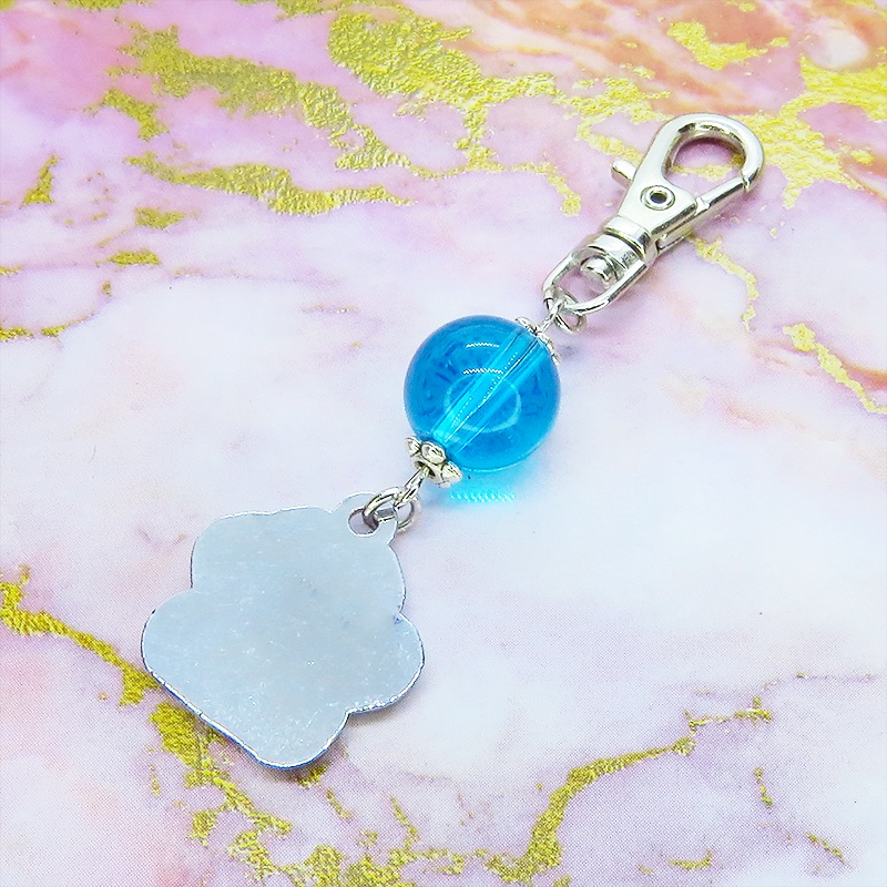 シルバーカラーの肉球とガラスビーズ(レイクブルー)を組合せたキーホルダー バッグチャーム 猫 犬