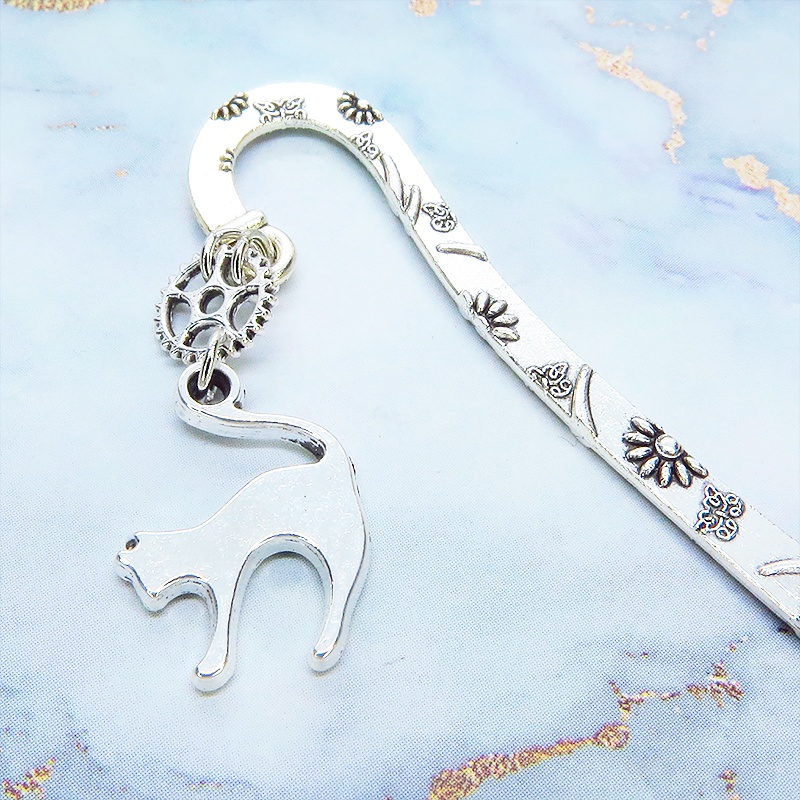 アンティークシルバー 跳ね猫と小さな歯車を組合せた大人可愛いブックマーカー 栞 しおり 花柄模様