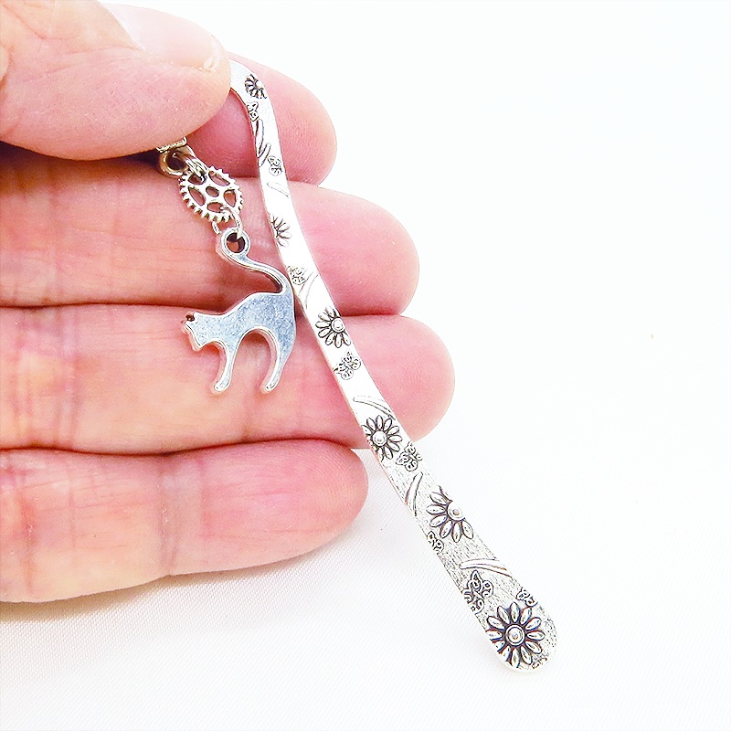 アンティークシルバー 跳ね猫と小さな歯車を組合せた大人可愛いブックマーカー 栞 しおり 花柄模様