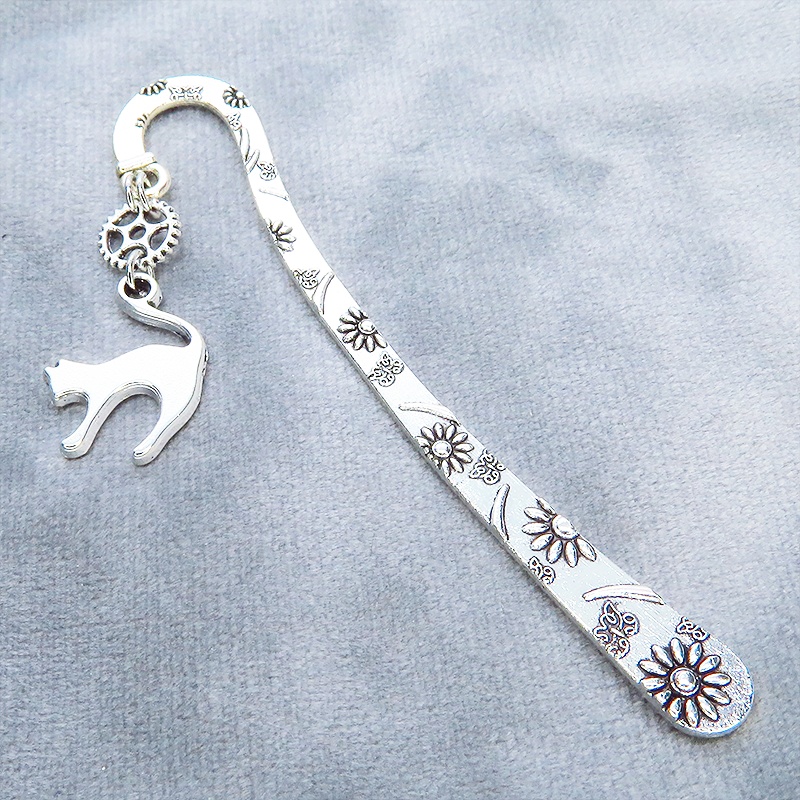 アンティークシルバー 跳ね猫と小さな歯車を組合せた大人可愛いブックマーカー 栞 しおり 花柄模様