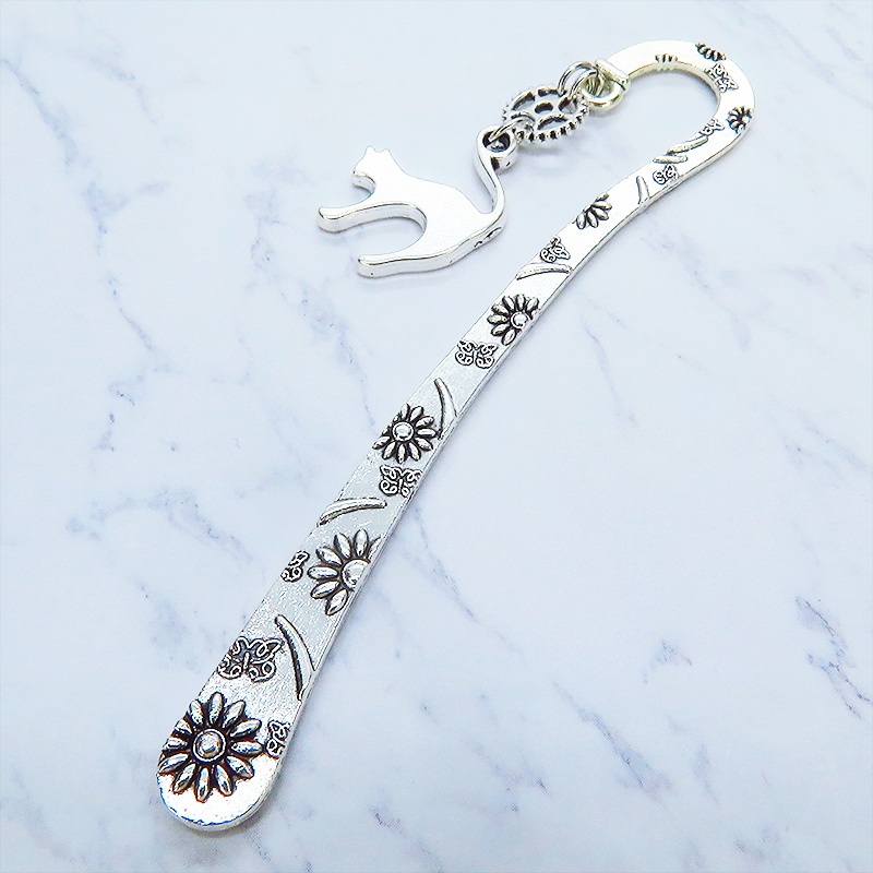 アンティークシルバー 跳ね猫と小さな歯車を組合せた大人可愛いブックマーカー 栞 しおり 花柄模様