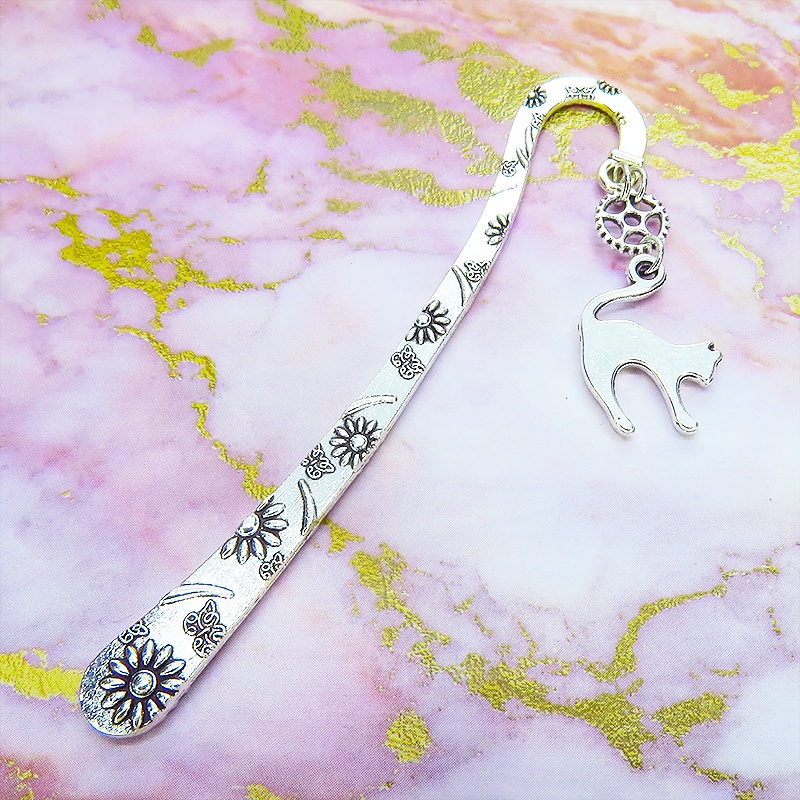 アンティークシルバー 跳ね猫と小さな歯車を組合せた大人可愛いブックマーカー 栞 しおり 花柄模様