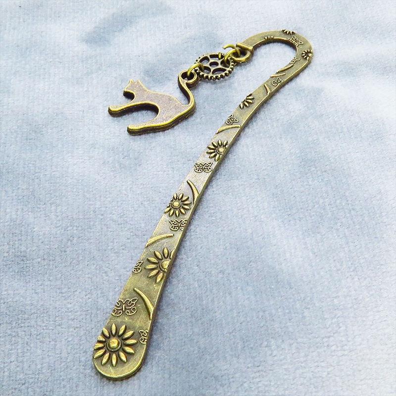 アンティークゴールド 跳ね猫と小さな歯車を組合せた大人可愛いブックマーカー 栞 しおり 花柄模様