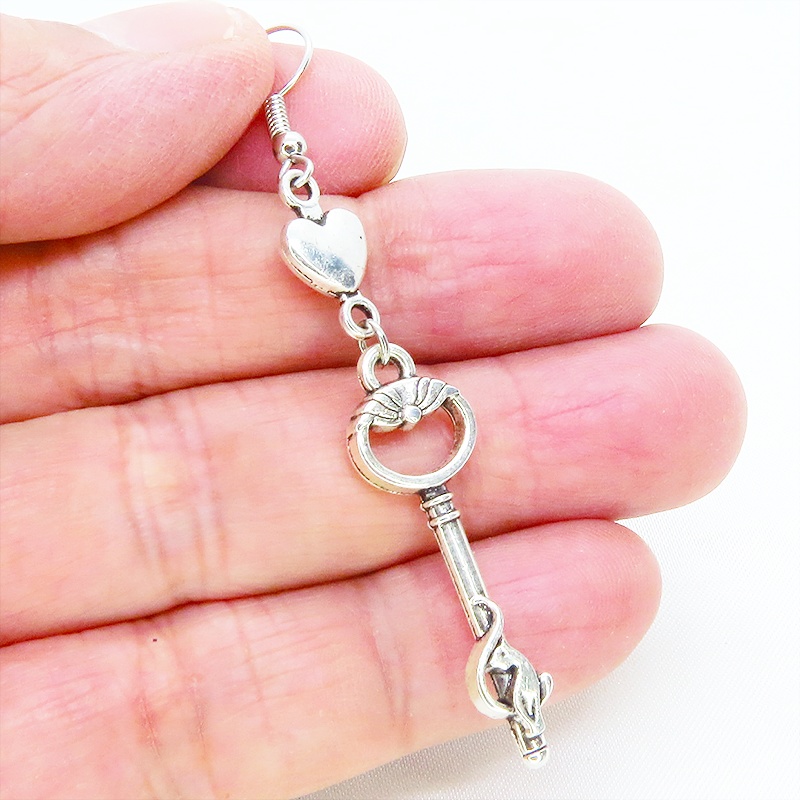 アンティークシルバー 跳ね猫と鍵のスマートなアシンメトリーピアス ハート 歯車 サージカル変更可