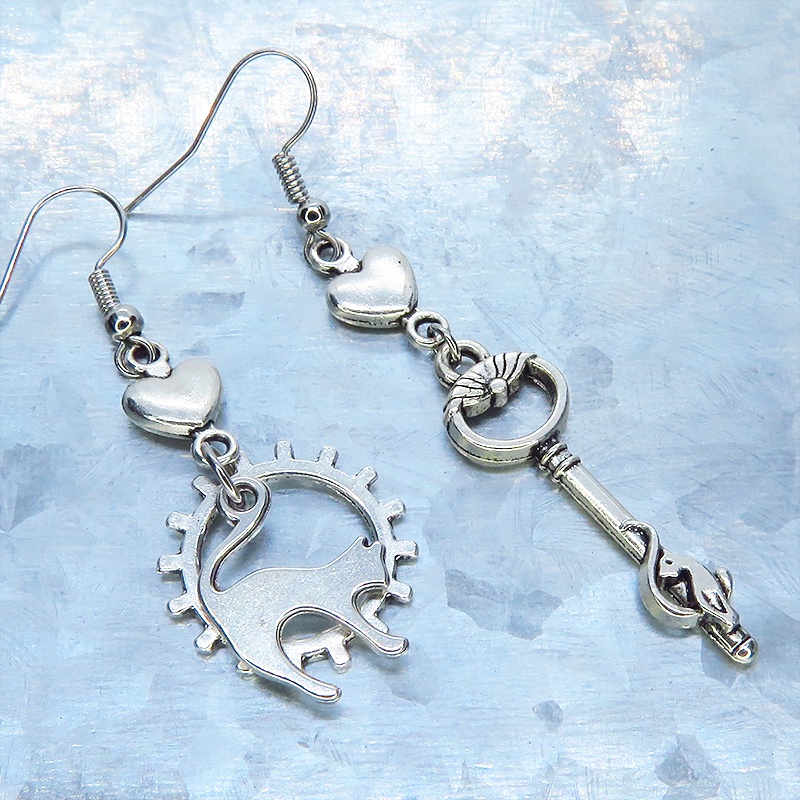 アンティークシルバー 跳ね猫と鍵のスマートなアシンメトリーピアス ハート 歯車 サージカル変更可