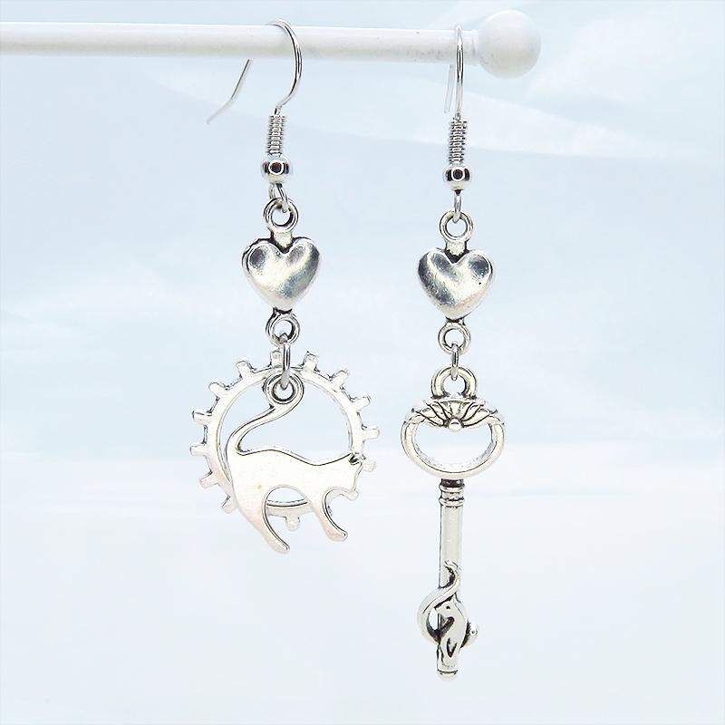 アンティークシルバー 跳ね猫と鍵のスマートなアシンメトリーピアス ハート 歯車 サージカル変更可