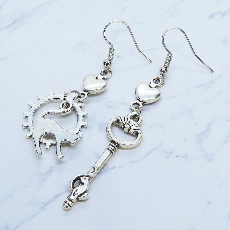 アンティークシルバー 跳ね猫と鍵のスマートなアシンメトリーピアス ハート 歯車 サージカル変更可