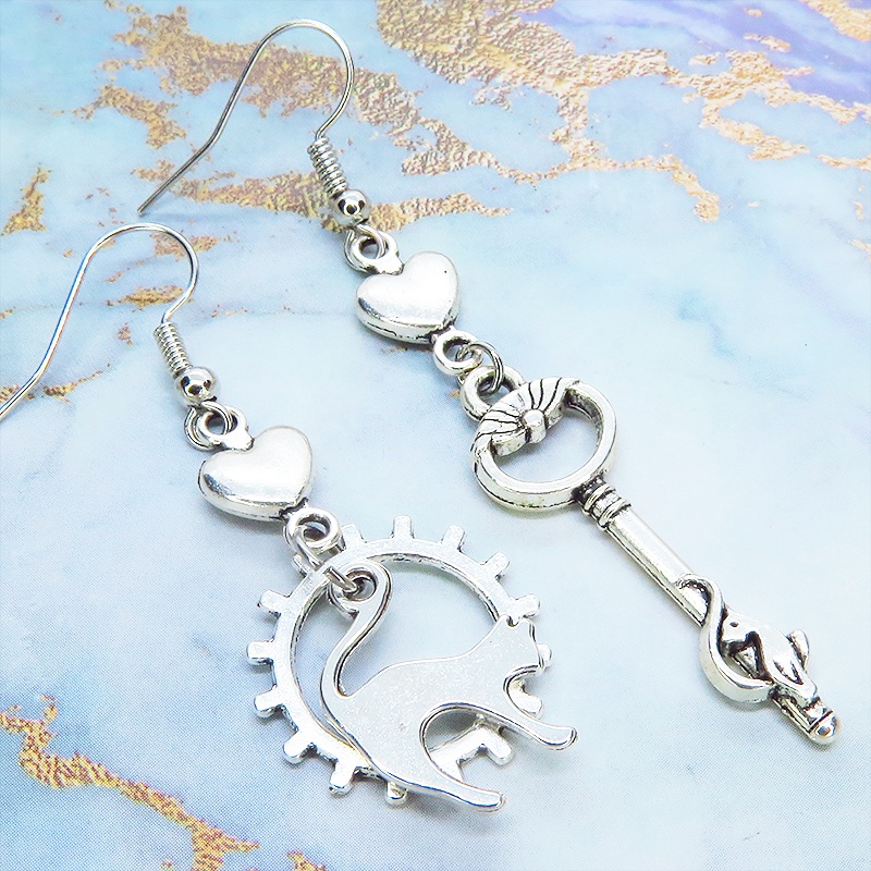 アンティークシルバー 跳ね猫と鍵のスマートなアシンメトリーピアス ハート 歯車 サージカル変更可