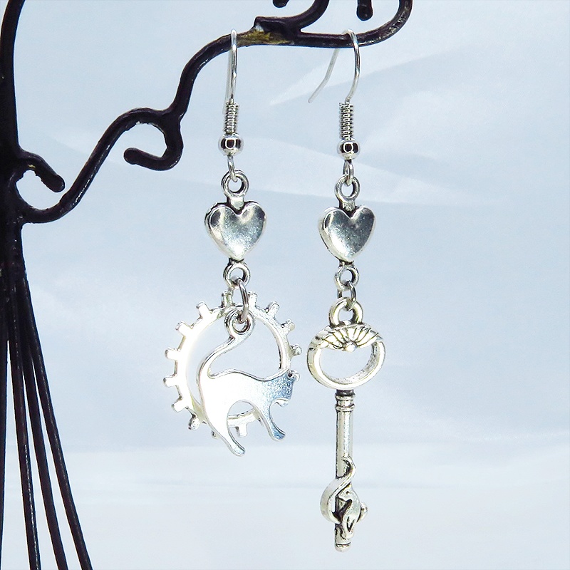 アンティークシルバー 跳ね猫と鍵のスマートなアシンメトリーピアス ハート 歯車 サージカル変更可