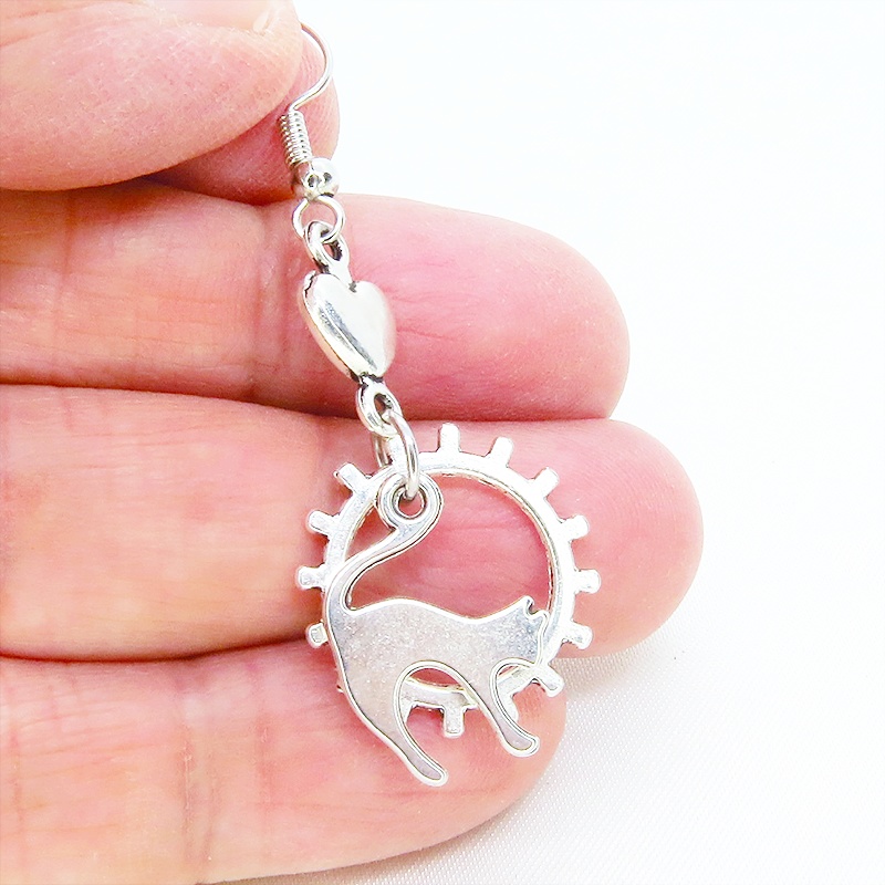 アンティークシルバー 跳ね猫と鍵のスマートなアシンメトリーピアス ハート 歯車 サージカル変更可