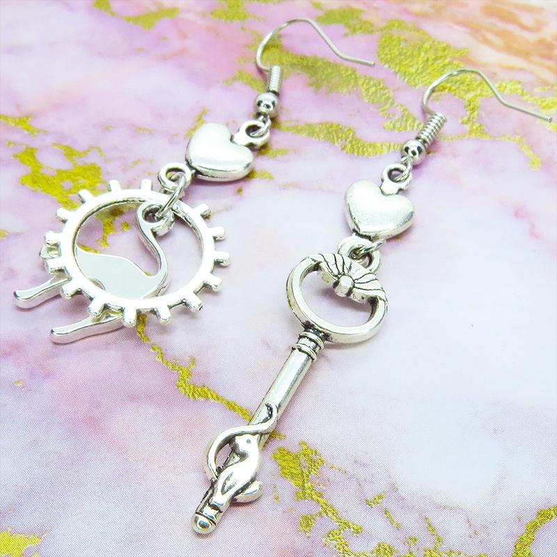 アンティークシルバー 跳ね猫と鍵のスマートなアシンメトリーピアス ハート 歯車 サージカル変更可