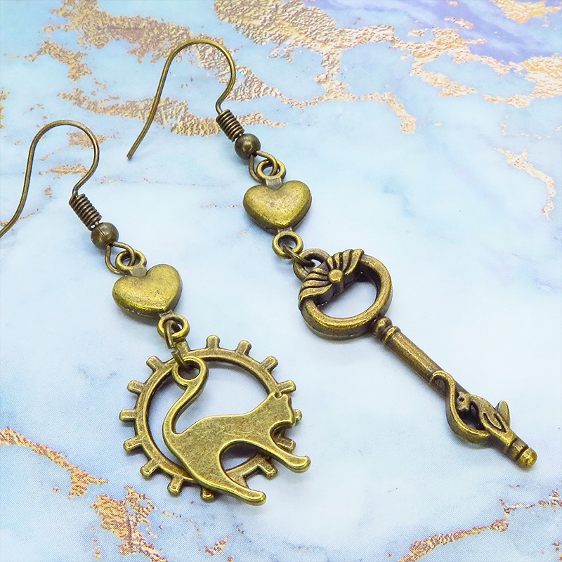 アンティークゴールド 跳ね猫と鍵のスマートなアシンメトリーピアス ハート 歯車