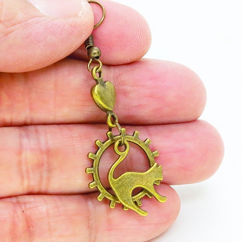 アンティークゴールド 跳ね猫と鍵のスマートなアシンメトリーピアス ハート 歯車