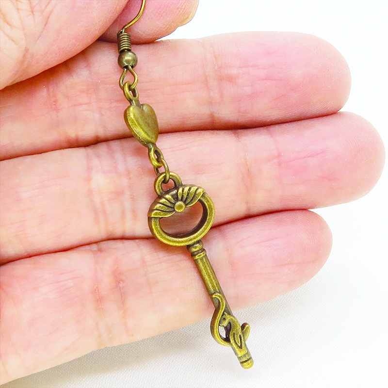 アンティークゴールド 跳ね猫と鍵のスマートなアシンメトリーピアス ハート 歯車