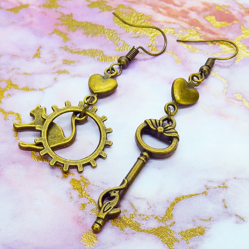 アンティークゴールド 跳ね猫と鍵のスマートなアシンメトリーピアス ハート 歯車