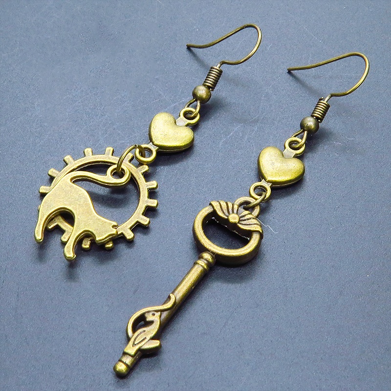 アンティークゴールド 跳ね猫と鍵のスマートなアシンメトリーピアス ハート 歯車